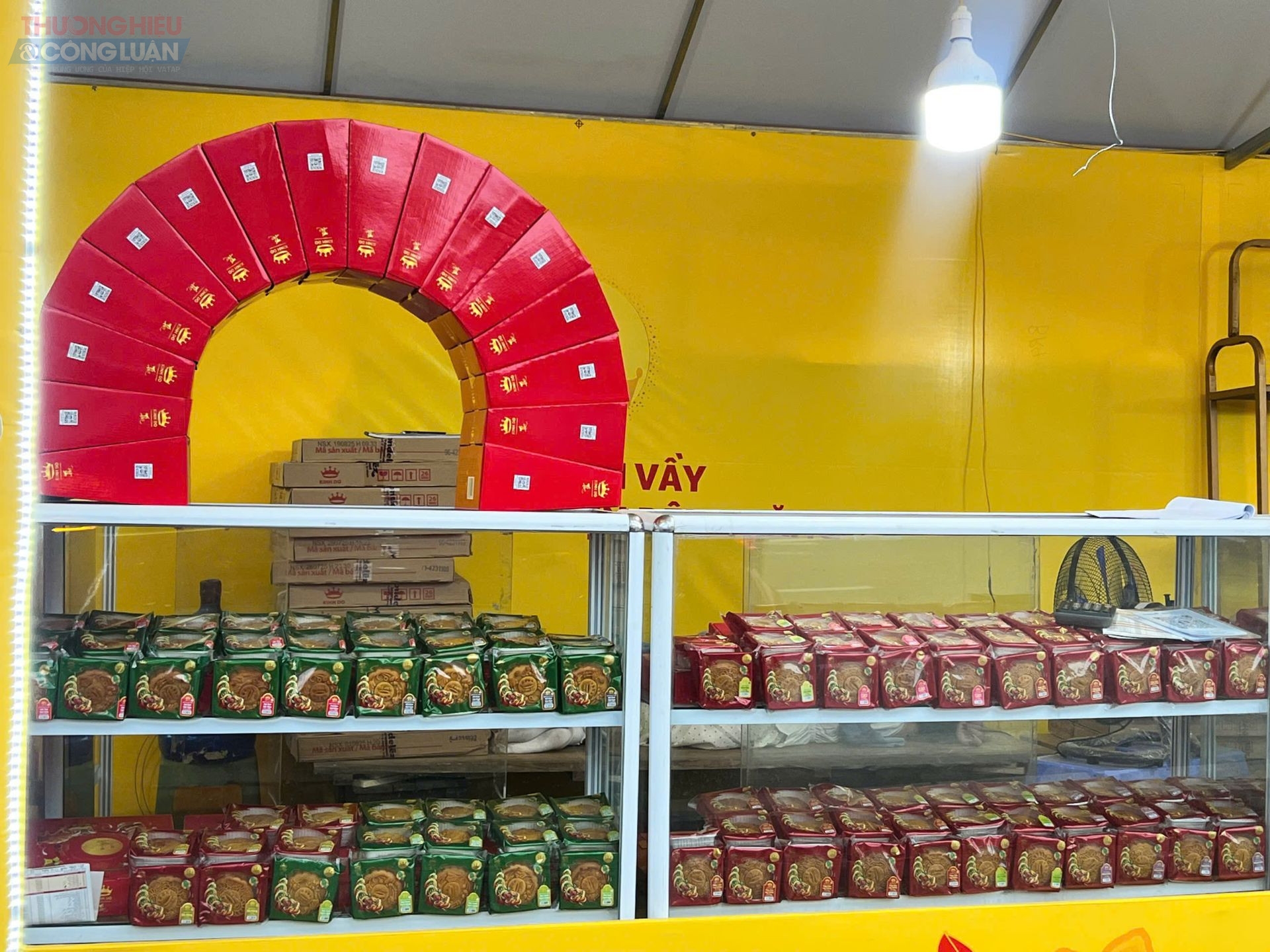 Một Ki ốt bánh trung thu Kinh Đô trên đường Lê Trọng Tấn, Dương Nội, Hà Nội được bày bán khá sớm và đầy đủ mẫu mã từ bình dân tới cao cấp