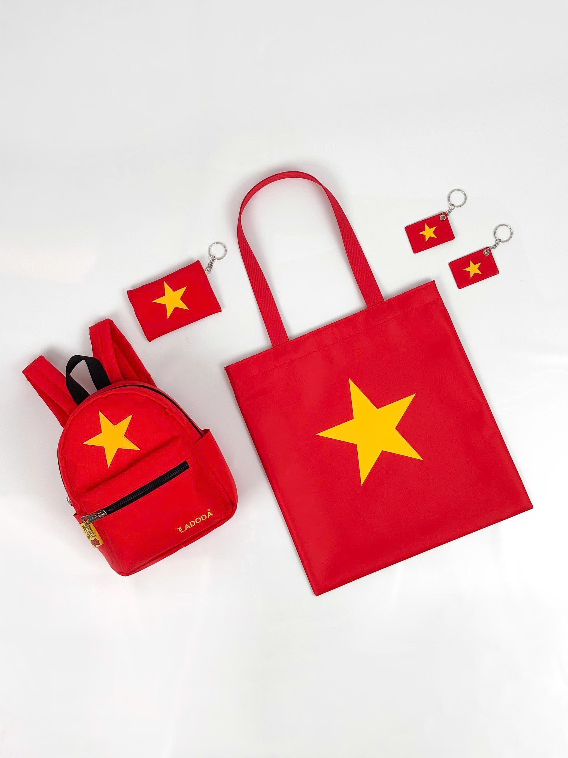 LADODA tặng 2.000 chiếc “túi tự hào” kèm theo nhiều phụ kiện ý nghĩa về tình yêu Tổ quốc LADODA tặng 2.000 chiếc “túi tự hào” kèm theo nhiều phụ kiện ý nghĩa về tình yêu Tổ quốc