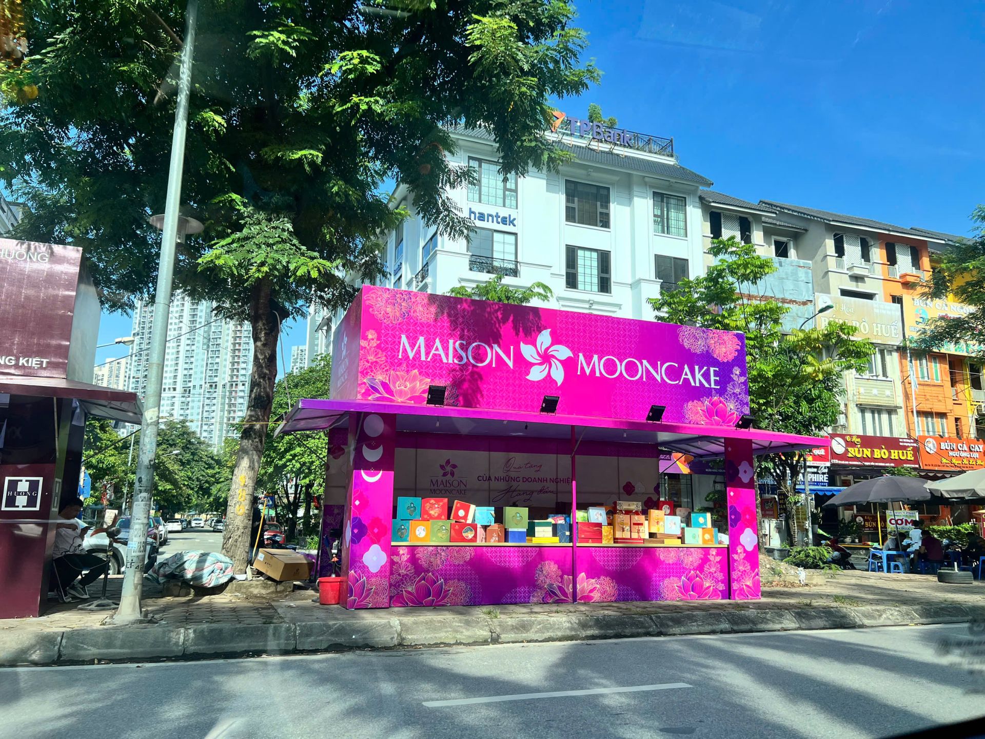 Bánh trung thu "rục rịch" xuống phố sớm, nhiều thương hiệu tung bộ sưu tập tiền tỷ