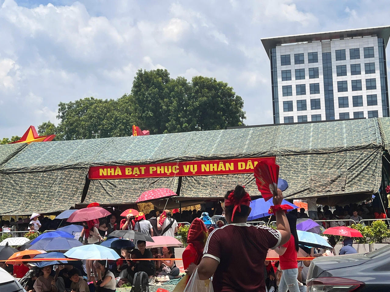 Nhà bạt phục vụ Nhân dân trên đường Nguyễn Thái Học.