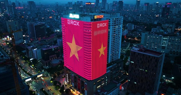 ROX Tower trên đường Nguyễn Chí Thanh nổi bật với màn hình LED khổng lồ rực sắc cờ đỏ sao vàng, hòa cùng khí thế Thủ đô chào mừng 2/9.