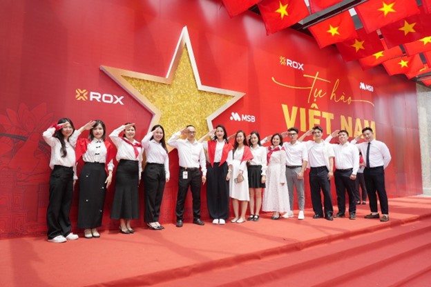 Bức tường với ngôi sao vàng năm cánh và dòng chữ “Tự hào Việt Nam” dưới sảnh tầng 1 ROX Tower trở thành phông nền cho hàng trăm tấm ảnh mỗi ngày.Chị em văn phòng xúng xính áo dài, biến khoảnh khắc tự hào thành kỷ niệm đáng nhớ.