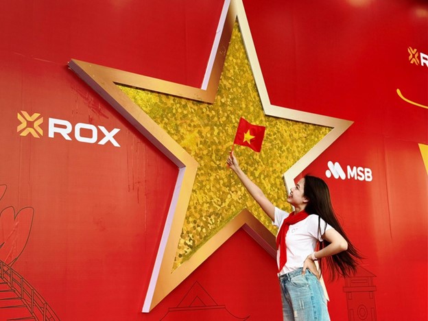 Sắc đỏ thiêng liêng gắn kết các thế hệ tại “bức tường yêu nước”.