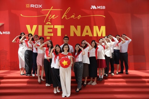 CBNV văn phòng làm việc tại toà nhà hân hoan lưu lại hình ảnh cùng đồng nghiệp, như một cách lan tỏa niềm tự hào dân tộc và tinh thần đoàn kết.