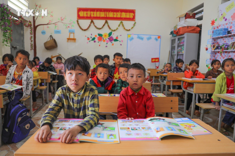 Học sinh Trường PTDTBT tiểu học Thượng Phùng (xã biên giới Thượng Phùng, Mèo Vạc) trong giờ học tiếng Anh đầu tiên của năm học mới 2023 - 2024. Ảnh: Hoàng Hiếu – TTXVN