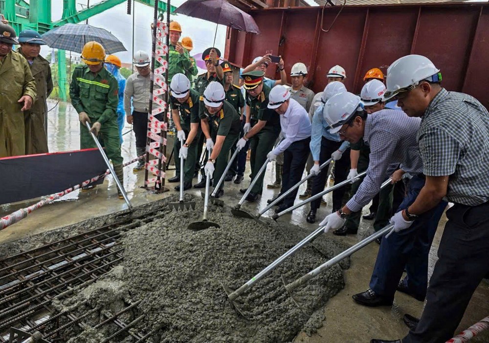 Các đại biểu thực hiện nghi lễ hợp long cầu Phong Châu mới Các đại biểu thực hiện nghi lễ hợp long cầu Phong Châu mới