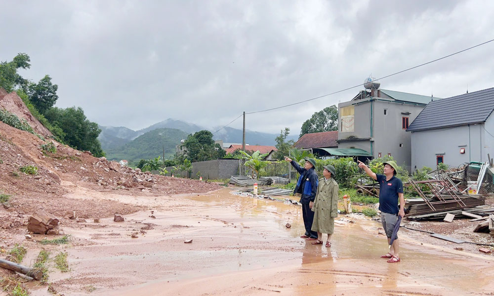 Lãnh đạo xã An Lạc kiểm tra một số vị trí sạt lở đất trên địa bàn.
