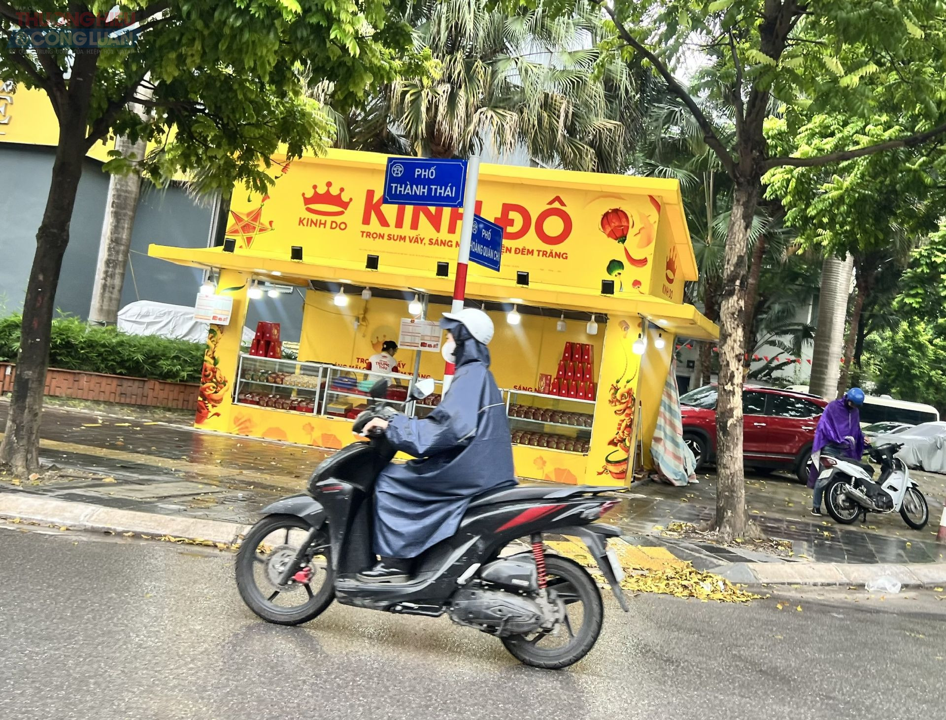 Ki ốt bánh trung thu Kinh Đô trên phố Thành Thái giao với Hoàng Quán Chi, Cầu Giấy theo ghi nhận của PV TH&CL đã được bày bán sớm từ cuối tháng 5 Âm lịch phục vụ nhu cầu sớm của khách hàng