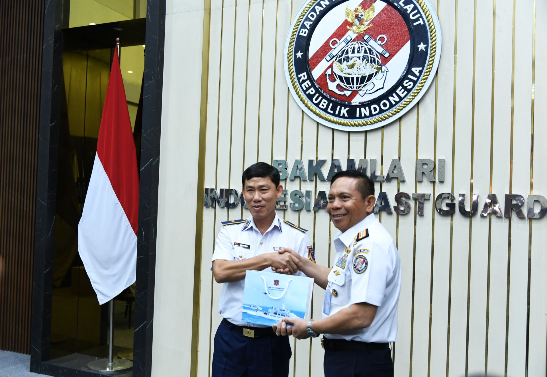 Thiếu tướng Ngô Bình Minh, Tư lệnh Vùng Cảnh sát biển 3 tăng quà lưu niệm cho Tư lệnh Cảnh sát biển Indonesia