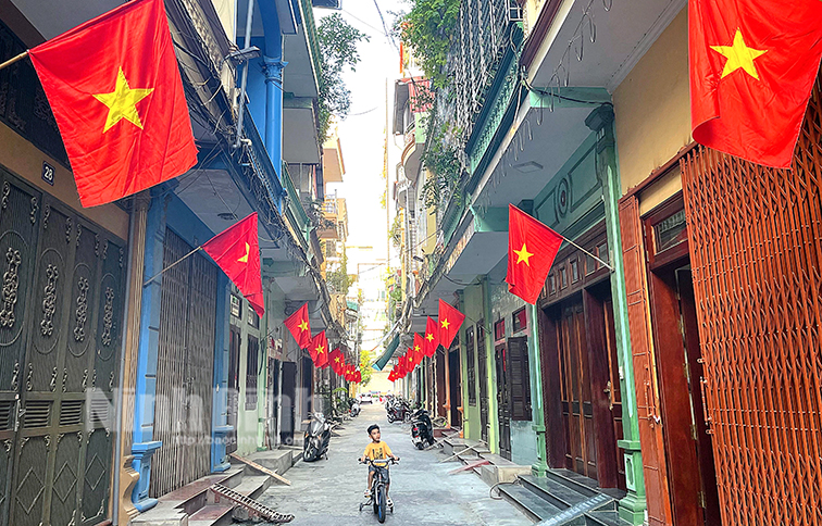 Tình yêu dành cho lá cờ Tổ quốc. Ảnh báo Ninh Bình.