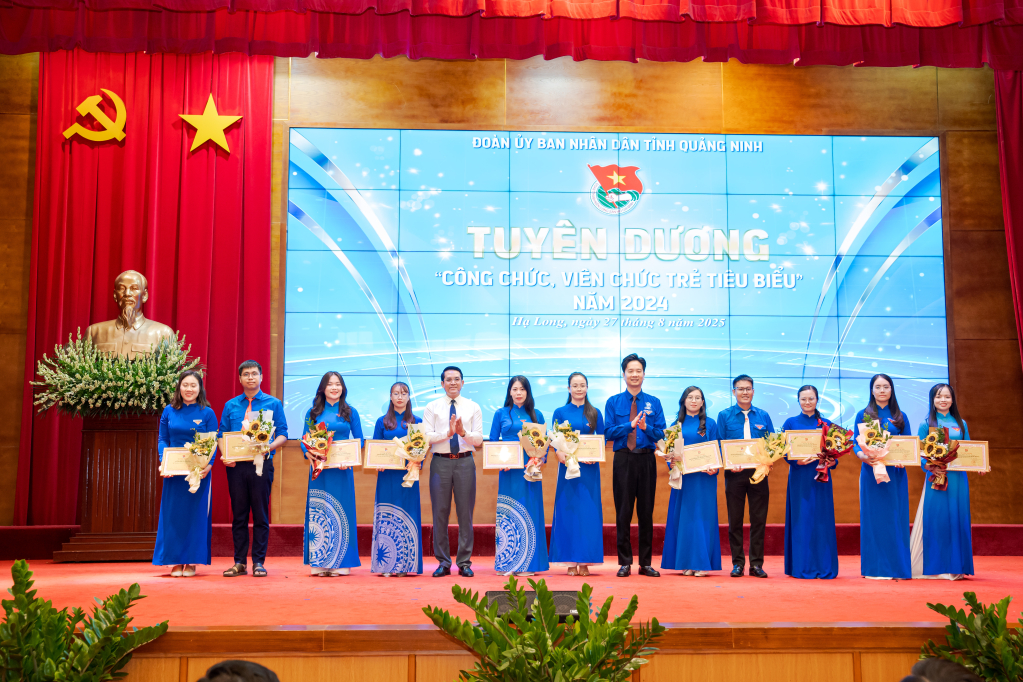 Chương trình cũng tuyên dương 11 “Công chức, viên chức trẻ tiêu biểu”. Chương trình cũng tuyên dương 11 “Công chức, viên chức trẻ tiêu biểu”.