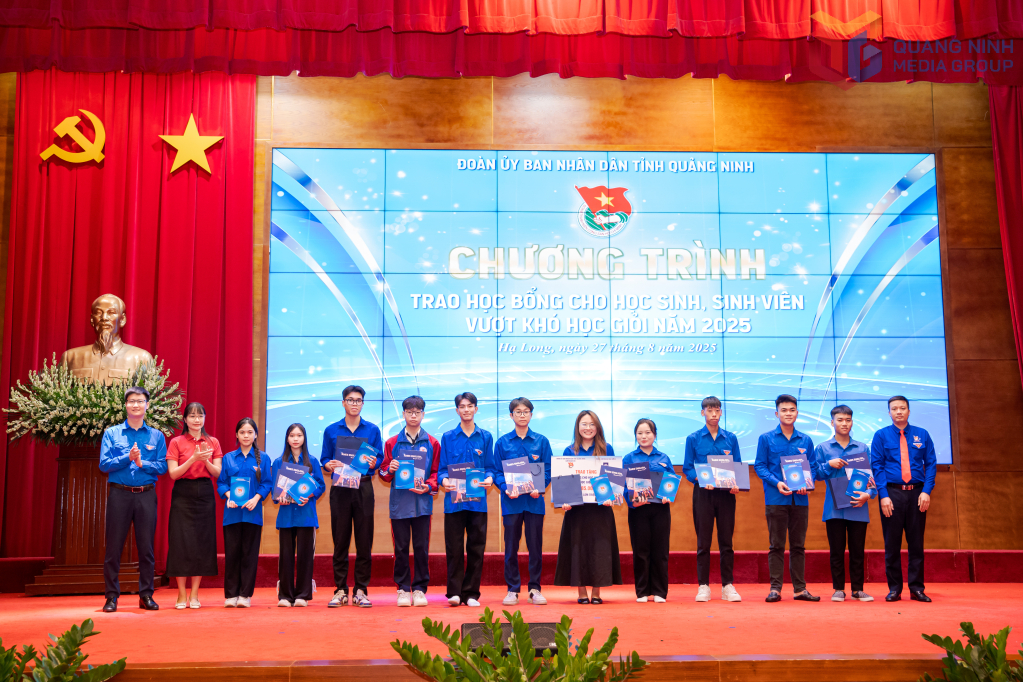 Trao tặng 10 suất học bổng cho học sinh, sinh viên có hoàn cảnh khó khăn, vươn lên trong học tập. Trao tặng 10 suất học bổng cho học sinh, sinh viên có hoàn cảnh khó khăn, vươn lên trong học tập.