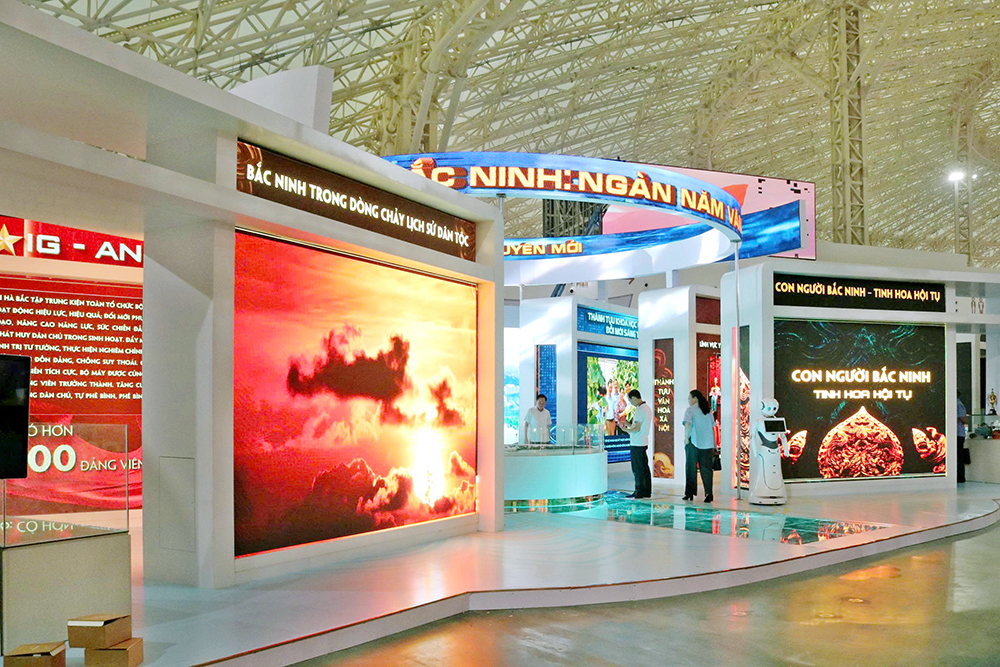 Không gian trưng bày vừa mang những nét văn hóa truyền thống vừa mang phong cách hiện đại. Không gian trưng bày vừa mang những nét văn hóa truyền thống vừa mang phong cách hiện đại.