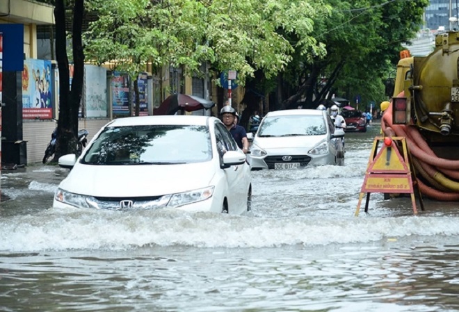 Lời khuyên cho tài xế: Phải làm gì khi xe bị kẹt giữa đường ngập nước?
