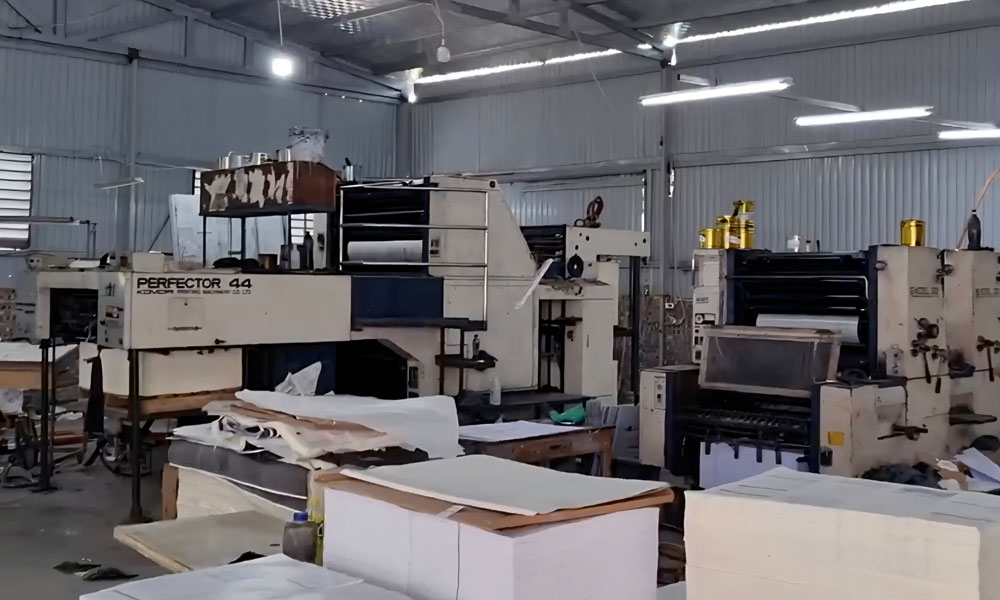 Xưởng sản xuất sách giả.