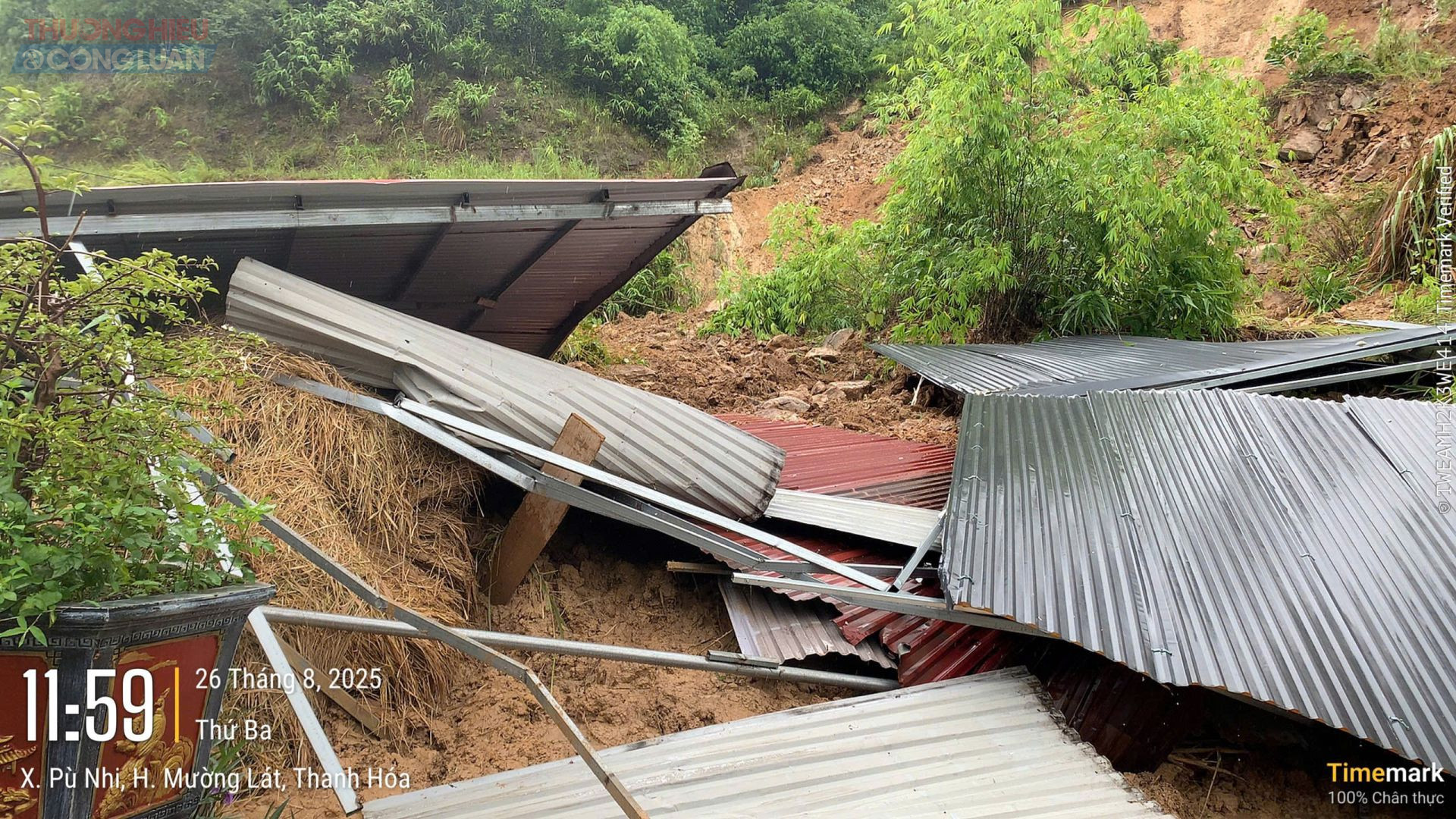 2 ngôi nhà dân bị lấp hoàn toàn.