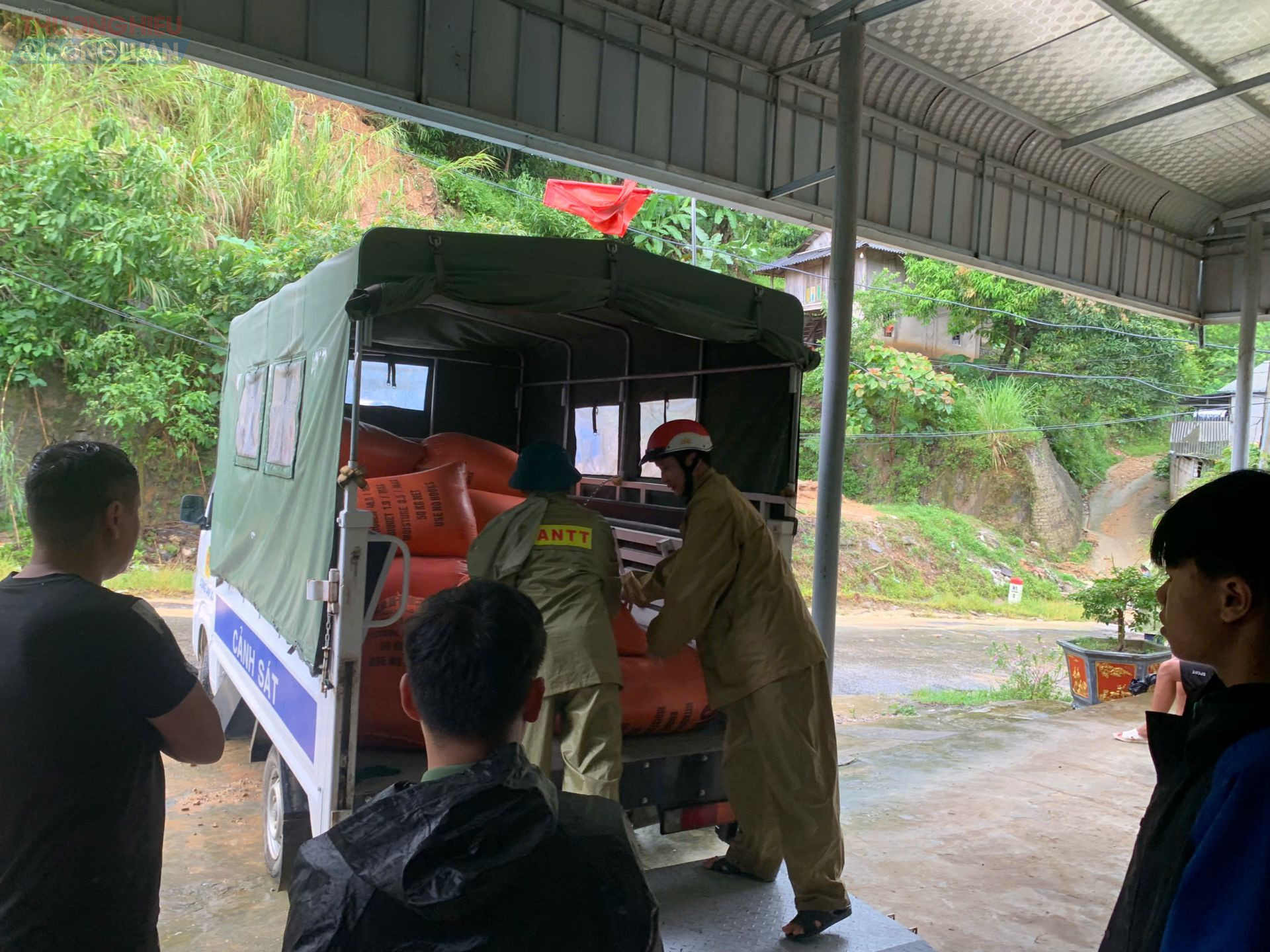 Lực lượng Công an xã Pù Nhi, tỉnh Thanh Hóa giúp dân