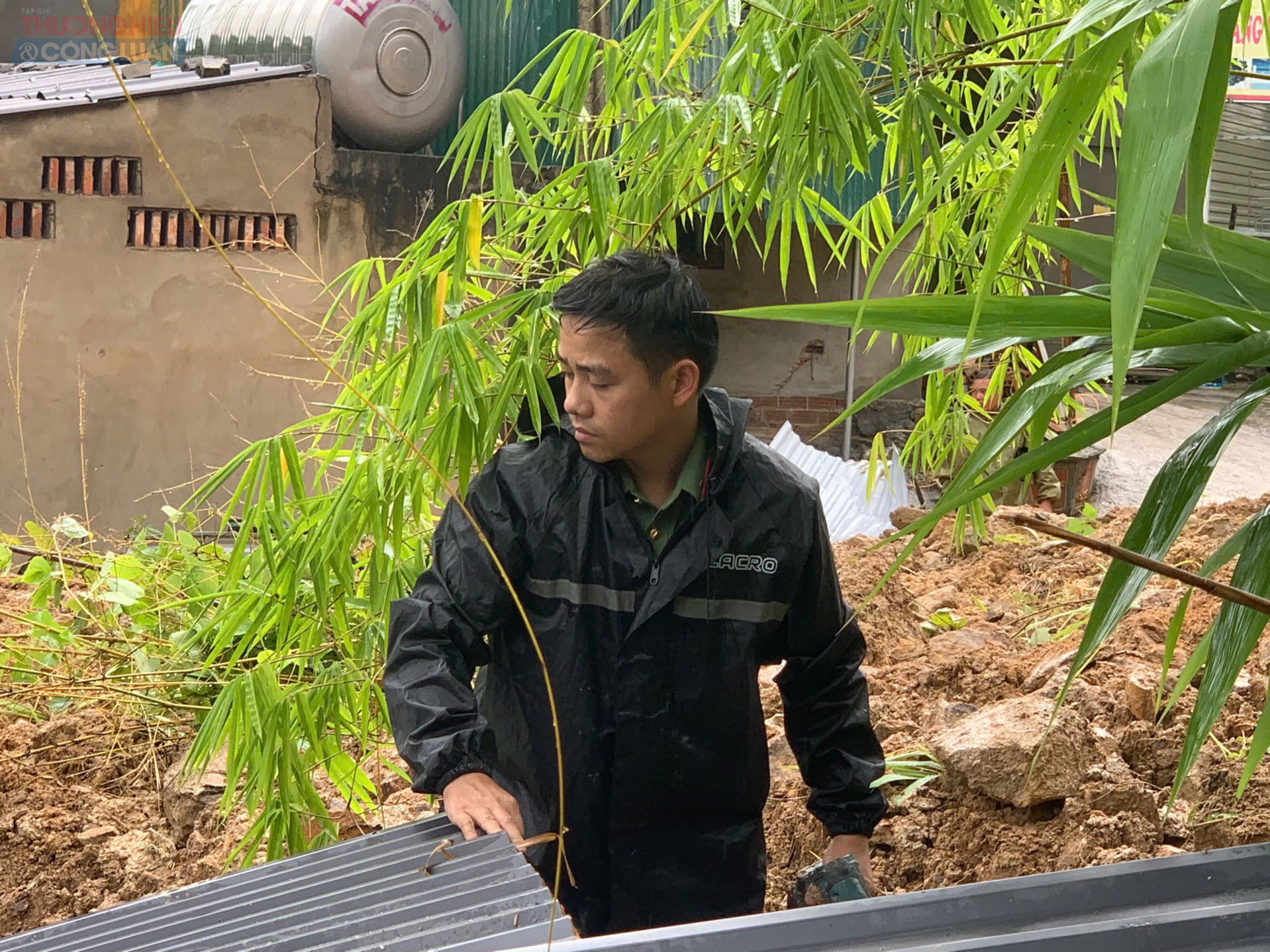 Bí thư Tỉnh ủy yêu cầu các ngành, địa phương trong tỉnh cần huy động tối đa nguồn nhân lực từ lực lượng vũ trang, các tổ chức chính trị - xã hội và Nhân dân để chung tay, góp sức giúp đỡ các hộ gia đình