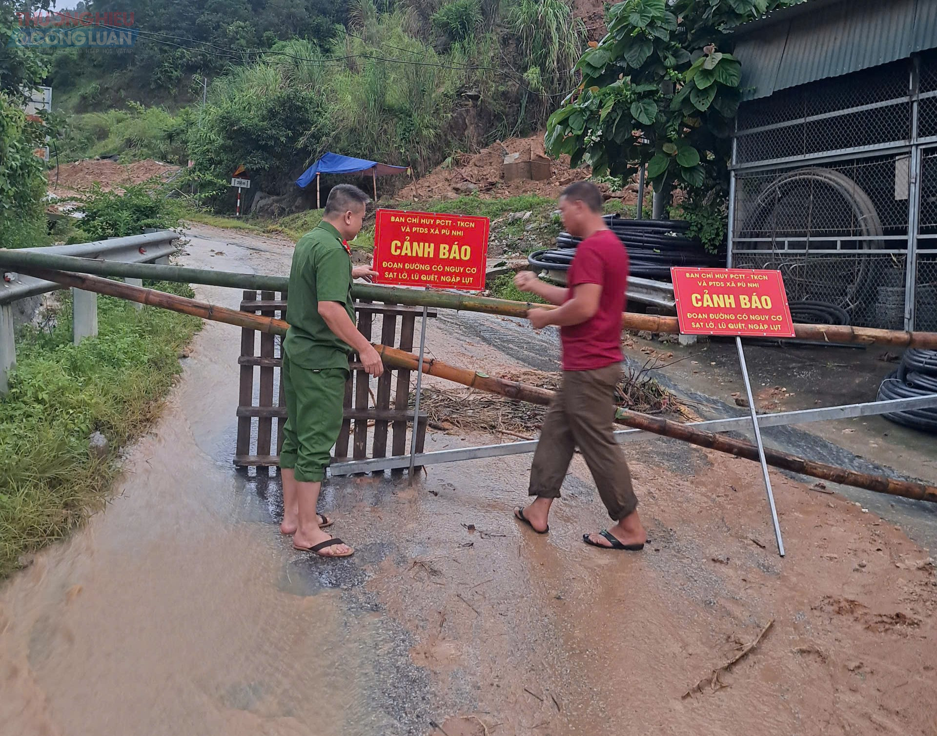 Lực lượng Công an xã Pù Nhi, tỉnh Thanh Hóa cắm biển cảnh báo đoạn đường có nguy cơ sạt lở, lũ quét, ngập lụt