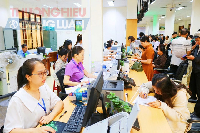 Người dân đến làm thủ tục tại Trung tâ phục vụ hành chính công phường Buôn Ma Thuôt.