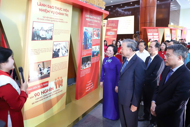 Tổng Bí thư Tô Lâm và các đại biểu xem giới thiệu về quá trình hình thành phát triển và những thành tựu của Bộ Nội vụ - Ảnh: VGP/TG