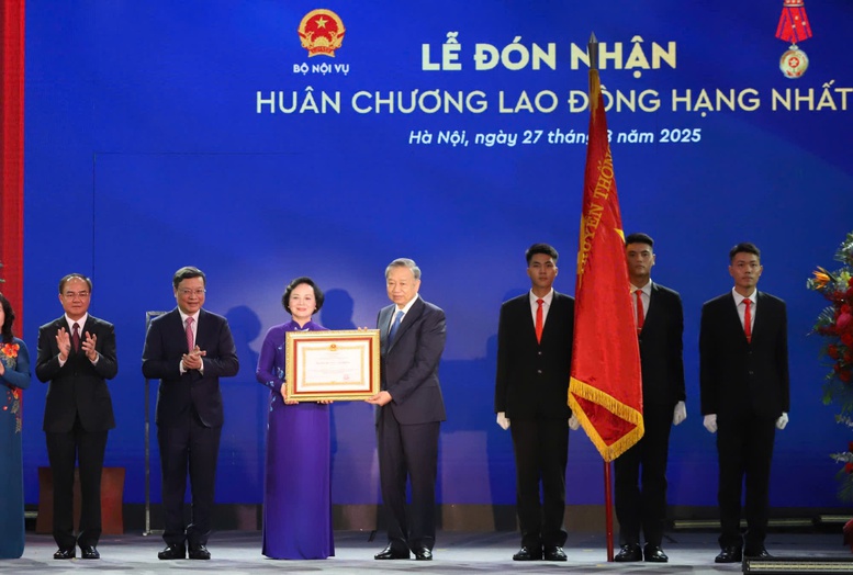 Thay mặt lãnh đạo Đảng, Nhà nước, Tổng Bí thư Tô Lâm trao tặng Huân chương Lao động hạng Nhất cho Bộ Nội vụ - Ảnh: VGP/TG