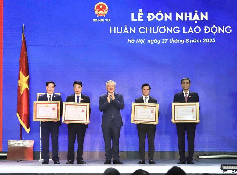 Phó Thủ tướng Thường trực Chính phủ Nguyễn Hòa Bình trao tặng Huân chương Lao động hạng Nhất, Nhì cho các tập thể của Bộ Nội vụ - Ảnh: VGP/TG