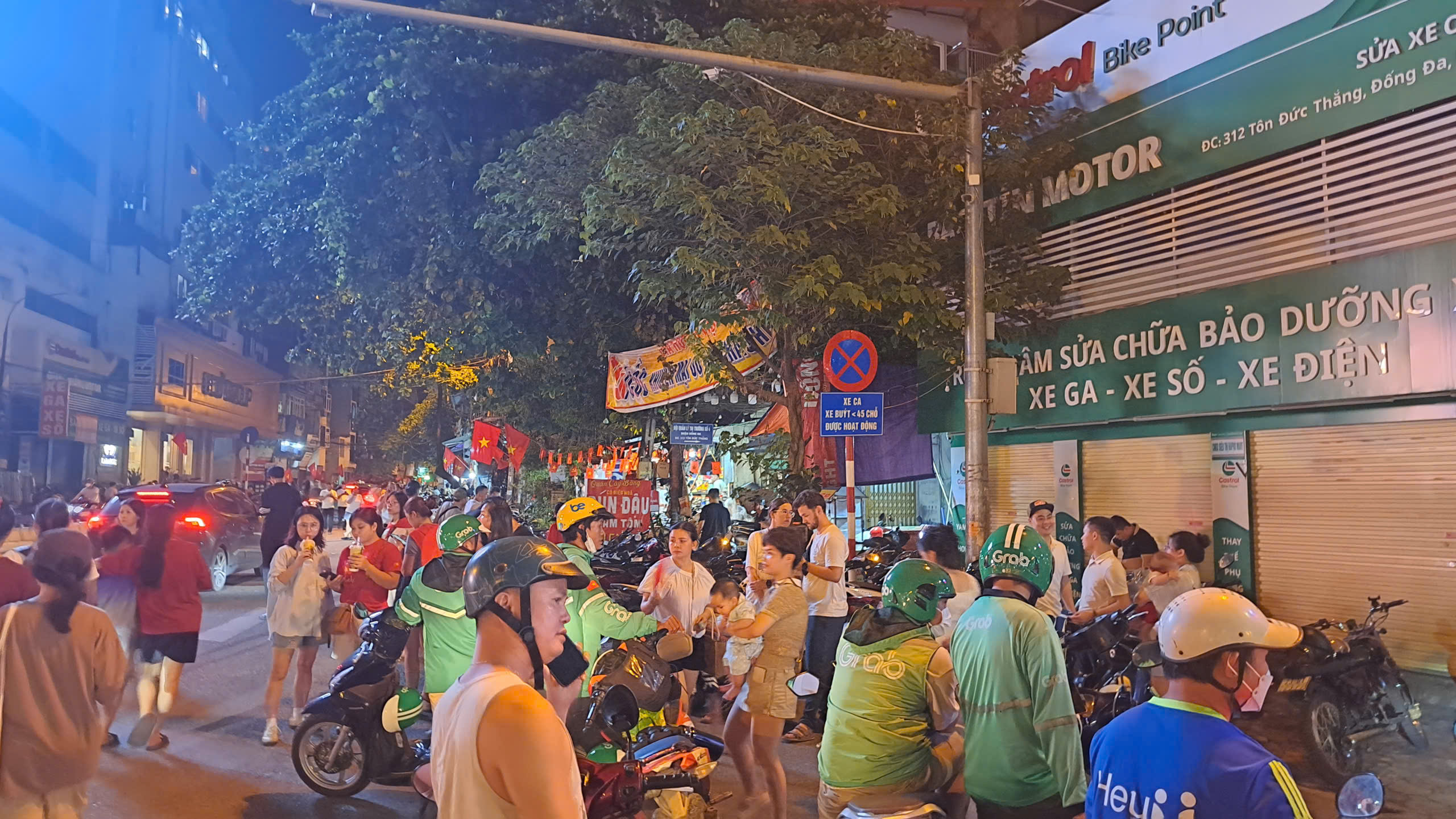 Trước đó, ngày 22.8.2025, Sở Xây dựng đã ban hành Văn bản số 11097/SXD-KCHTGT gửi các xã, phường yêu cầu khẩn trương bố trí nhân lực, vị trí sắp xếp phương tiện phục vụ Lễ kỷ niệm, diễu binh, diễu hành. Theo công văn số 11279/SXD-KCHTGT do ông Trần Hữu Bảo - Phó Giám Đốc Sở Xây dựng Hà Nội ký hiện mới có 18 xã, phường gửi báo cáo kết quả rà soát vị trí bãi đỗ xe gồm: Bồ Đề, Bạch Mai, Hai Bà Trưng, Ô Chợ Dừa, Ba Đình, Cửa Nam, Đại Mỗ, Giảng Võ, Khương Đình, Kiến Hưng, Láng, Ngọc Hà, Tây Hồ, Yên Hòa, Yên Sở, Vĩnh Thanh, Tương Mai và Ba Vì, Sở Xây dựng đề nghị UBND các xã, phường đã gửi thông tin rà soát bố trí lực lượng tại các vị trí để hướng dẫn, sắp xếp. Đồng thời, tiếp tục bổ sung thêm các điểm đáp ứng nhu cầu đỗ xe của người dân đến xem các buổi sơ duyệt, tổng duyệt và lễ chính thức. Trước đó, ngày 22.8.2025, Sở Xây dựng đã ban hành Văn bản số 11097/SXD-KCHTGT gửi các xã, phường yêu cầu khẩn trương bố trí nhân lực, vị trí sắp xếp phương tiện phục vụ Lễ kỷ niệm, diễu binh, diễu hành. Theo công văn số 11279/SXD-KCHTGT do ông Trần Hữu Bảo - Phó Giám Đốc Sở Xây dựng Hà Nội ký hiện mới có 18 xã, phường gửi báo cáo kết quả rà soát vị trí bãi đỗ xe gồm: Bồ Đề, Bạch Mai, Hai Bà Trưng, Ô Chợ Dừa, Ba Đình, Cửa Nam, Đại Mỗ, Giảng Võ, Khương Đình, Kiến Hưng, Láng, Ngọc Hà, Tây Hồ, Yên Hòa, Yên Sở, Vĩnh Thanh, Tương Mai và Ba Vì, Sở Xây dựng đề nghị UBND các xã, phường đã gửi thông tin rà soát bố trí lực lượng tại các vị trí để hướng dẫn, sắp xếp. Đồng thời, tiếp tục bổ sung thêm các điểm đáp ứng nhu cầu đỗ xe của người dân đến xem các buổi sơ duyệt, tổng duyệt và lễ chính thức.