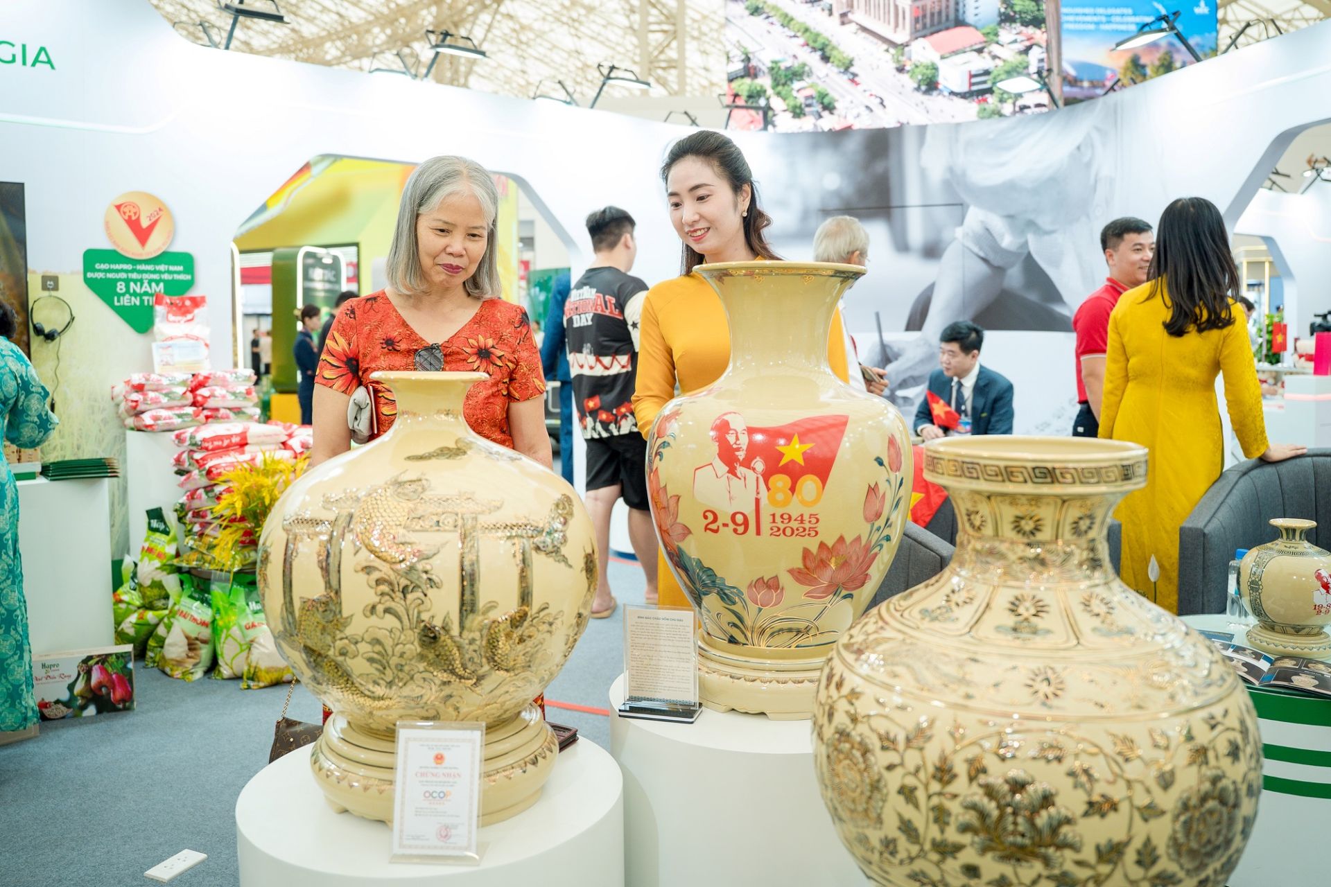 Khách tham quan chiêm ngưỡng các tác phẩm Gốm Chu Đậu