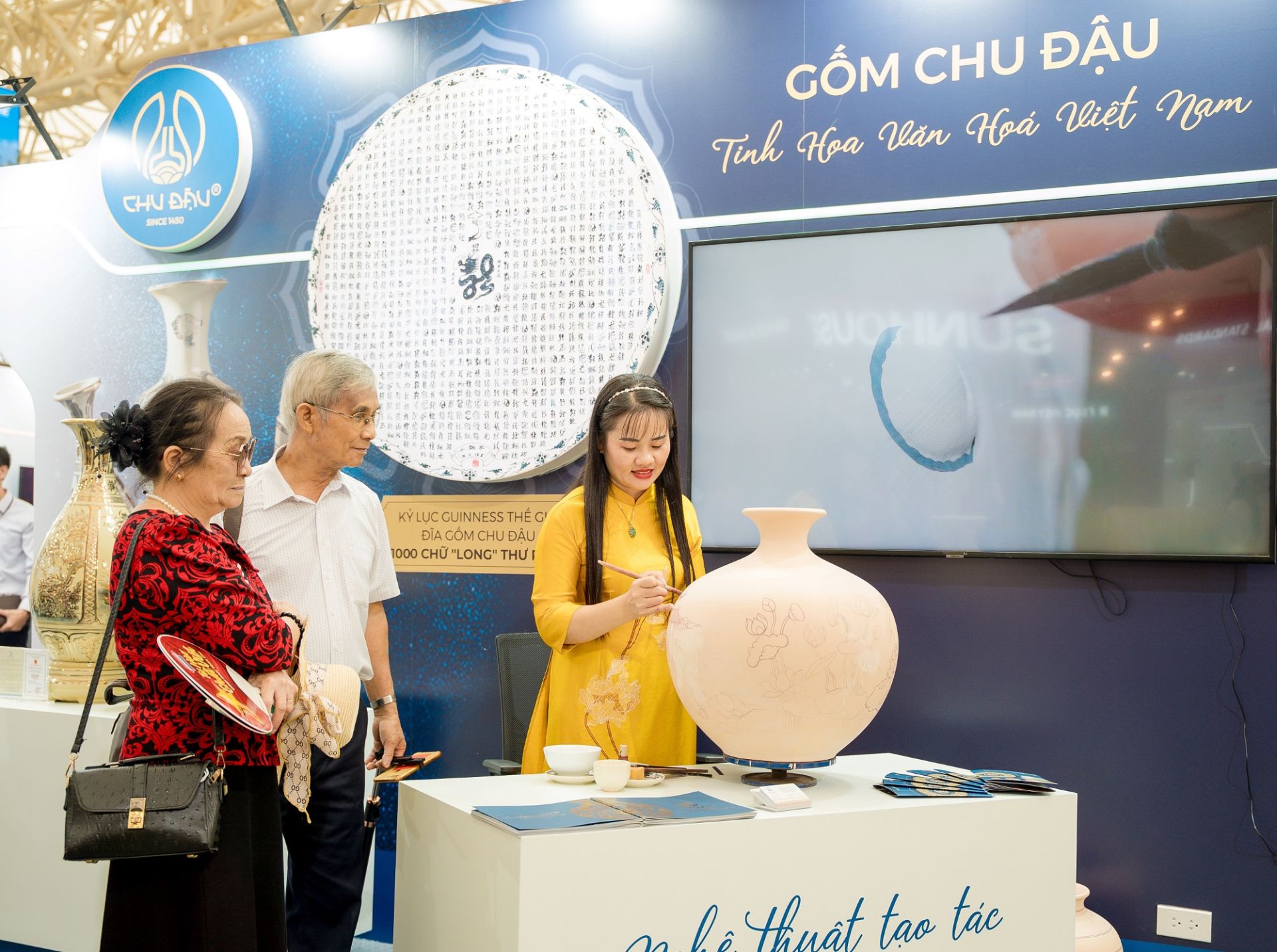 Màn biểu diễn nghệ thuật vẽ gốm của nghệ nhân Chu Đậu hút khách theo dõi