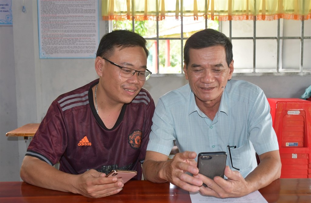 Thông qua Tổ công nghệ số cộng đồng hỗ trợ tại chỗ “cầm tay chỉ việc” về kỹ năng cơ bản sử dụng thiết bị số, tiếp cận Internet,… cho đối tượng yếu thế.