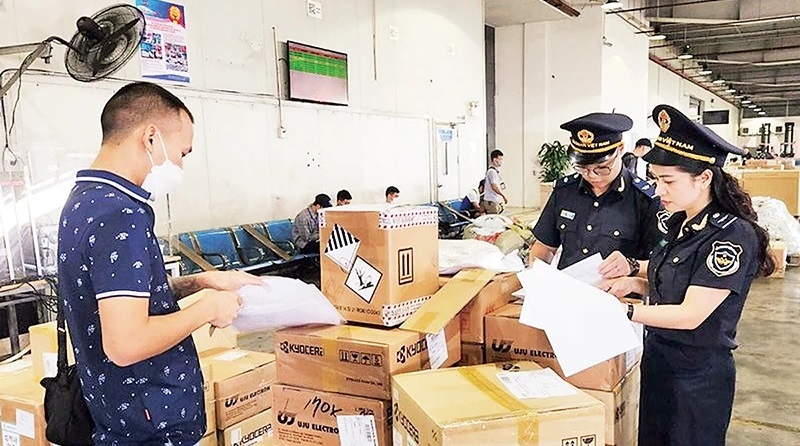 Lực lượng Hải quan kiểm tra hàng hóa Lực lượng Hải quan kiểm tra hàng hóa