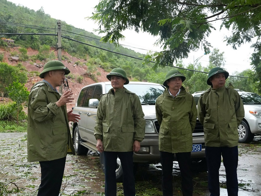 Tổng giám đốc EVNNPC Nguyễn Đức Thiện kiểm tra công tác khắc phục bão số 5 tại hiện trường