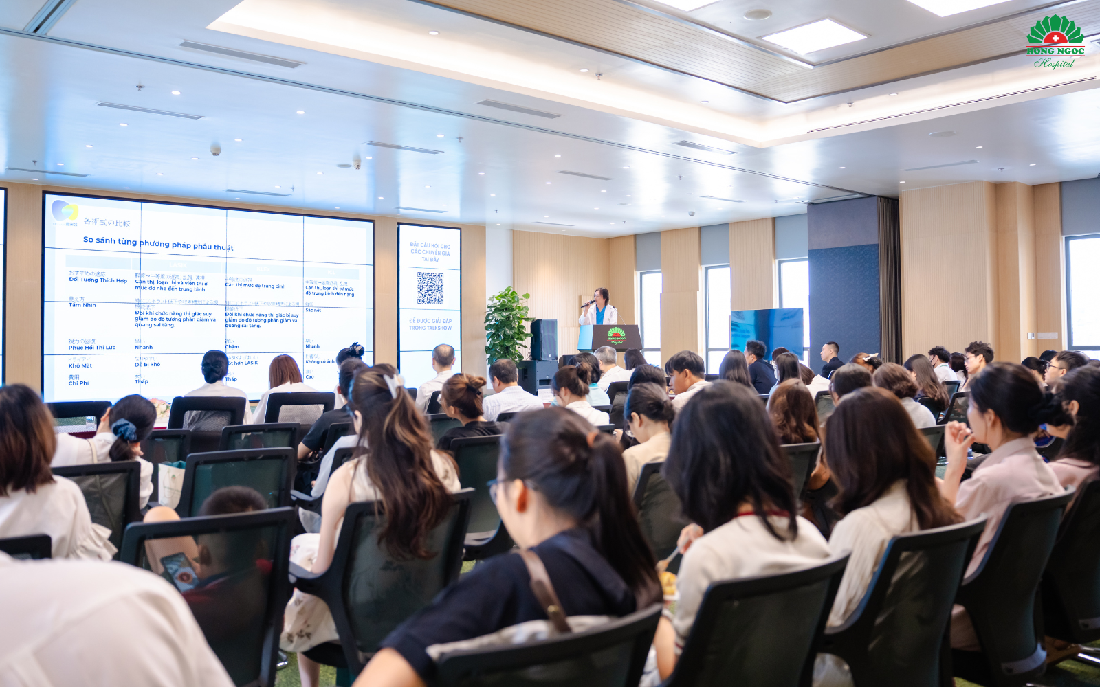 Hội thảo thu hút sự quan tâm của nhiều bệnh nhân có tật khúc xạ