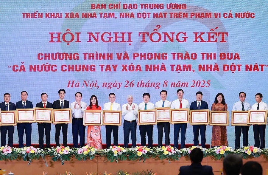 Ông Quách Hùng Hiệp - Ủy viên HĐQT đại diện BIDV nhận Bằng khen của Thủ tướng Chính phủ