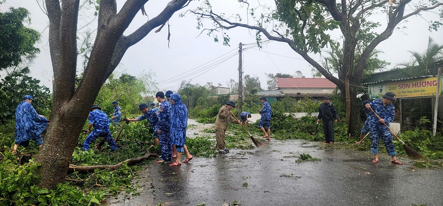 Ảnh 1,2: Giúp Nhân dân xã Đan Hải dọn dẹp, giải phóng các trục đường giao thông ngay sau khi bão tan