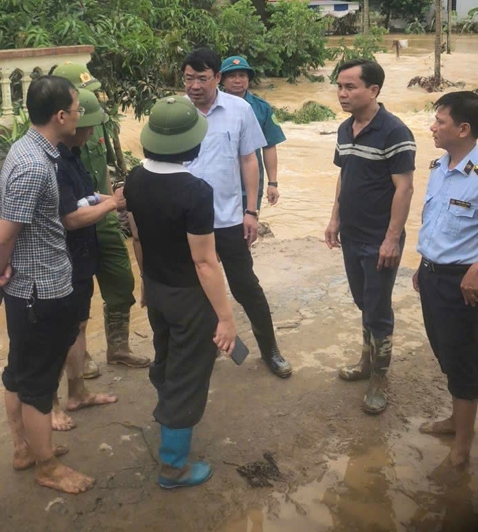 công chức Đội QLTT số 12 tham gia cùng Đoàn công tác của Giám đốc Sở Công Thương kiểm tra công tác phòng, chống, ứng phó với bão số 5 tại thôn Kim Mẫm, xã Cẩm Tú công chức Đội QLTT số 12 tham gia cùng Đoàn công tác của Giám đốc Sở Công Thương kiểm tra công tác phòng, chống, ứng phó với bão số 5 tại thôn Kim Mẫm, xã Cẩm Tú