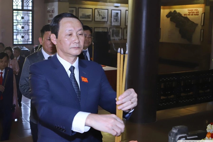 Bí thư Đảng ủy UBND tỉnh, Chủ tịch UBND tỉnh Đỗ Minh Tuấn thành kinh dâng hương Chủ tịch Hồ Chí Minh. Bí thư Đảng ủy UBND tỉnh, Chủ tịch UBND tỉnh Đỗ Minh Tuấn thành kinh dâng hương Chủ tịch Hồ Chí Minh.