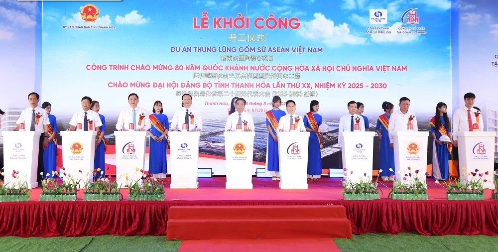 Đồng chí Nguyễn Doãn Anh, Ủy viên Trung ương Đảng, Bí thư Tỉnh ủy cùng các đồng chí lãnh đạo tỉnh; chủ đầu tư, các đơn vị chức năng thực hiện nghi lễ khởi công dự án. Đồng chí Nguyễn Doãn Anh, Ủy viên Trung ương Đảng, Bí thư Tỉnh ủy cùng các đồng chí lãnh đạo tỉnh; chủ đầu tư, các đơn vị chức năng thực hiện nghi lễ khởi công dự án.