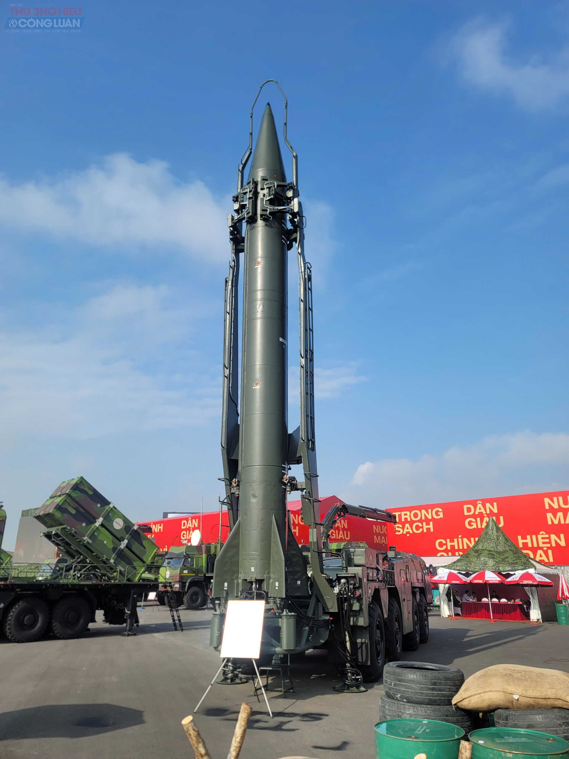 Tên lửa cùng phương tiện tác chiến trưng bày trong khu triển lãm thành tựu 80 năm.