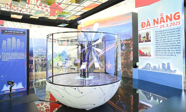 Sa bàn hologram trình chiếu các công trình kiến trúc tiêu biểu.