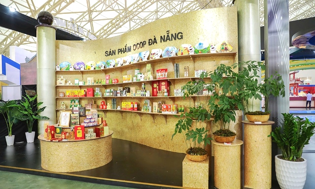 Khu vực gian hàng OCOP, bên cạnh các sản phẩm đặc trưng của địa phương, Đà Nẵng giới thiệu đến du khách và đối tác sản phẩm Sâm Ngọc Linh – được mệnh danh là “quốc bảo Việt Nam”