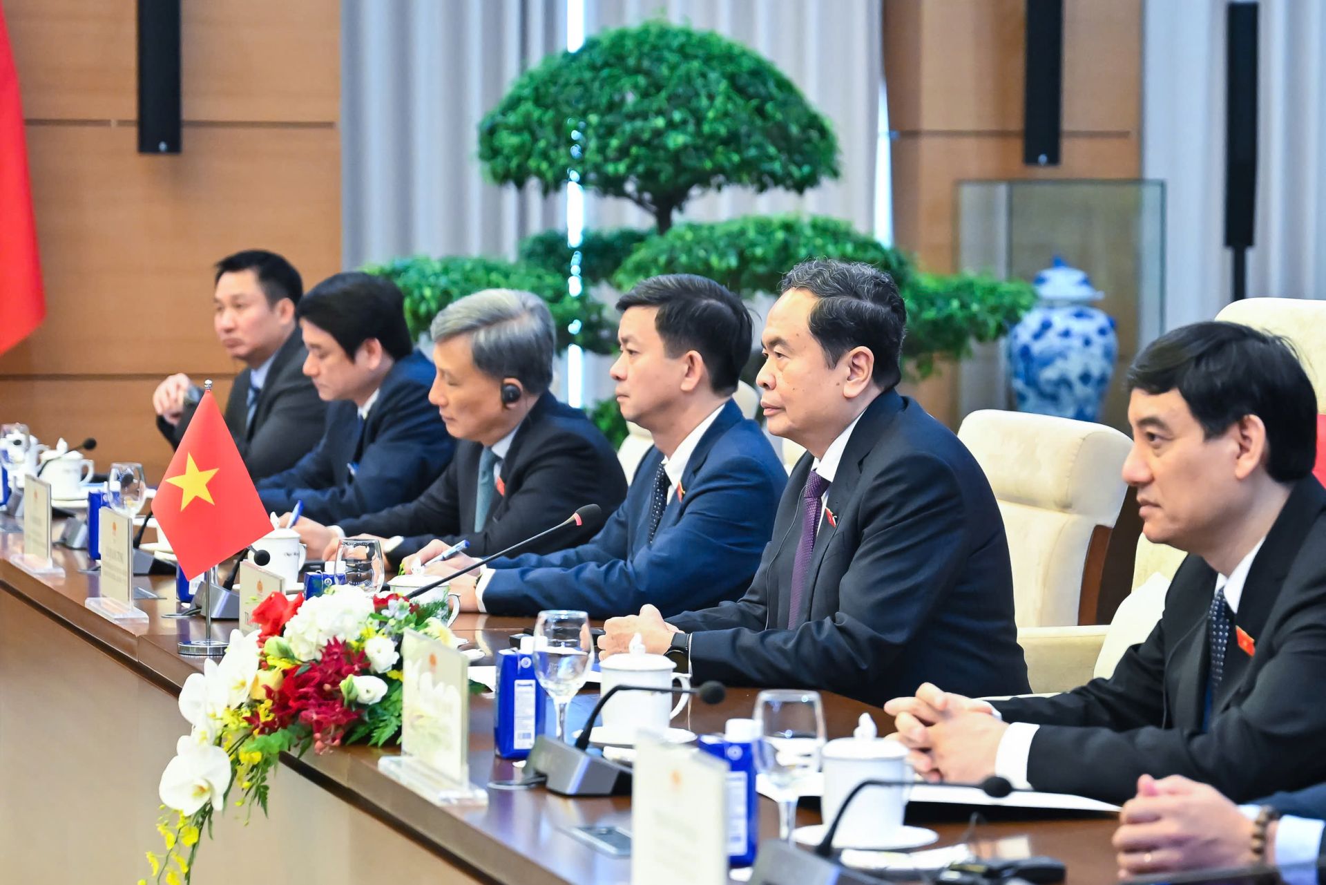 Chủ tịch Quốc hội Trần Thanh Mẫn và các đại biểu phía Việt Nam