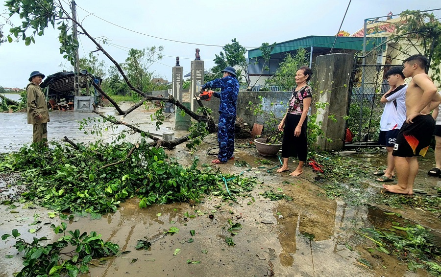 Ảnh 3: Tổ cơ động giúp những hộ gia đình có người già ở xã Nghi Xuân dọn dẹp vườn