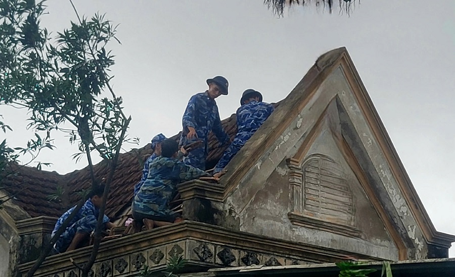 Ảnh 4: Giúp các gia đình ở thôn Kỳ Đông, xã Cổ Đạm lợp lại nhà bị tốc mái