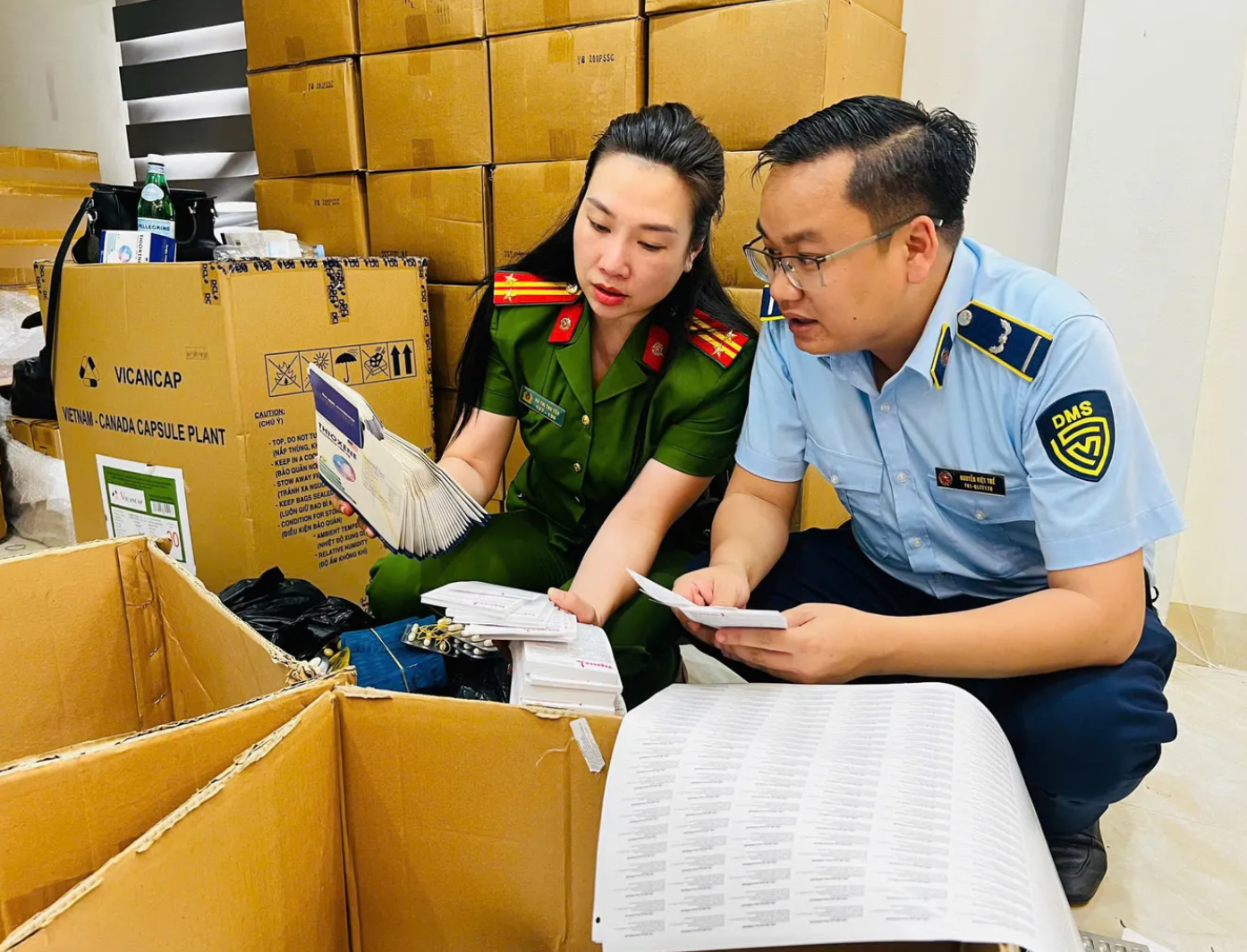 Phòng cảnh sát kinh tế Công an TP. Hà Nội kiểm tra, thu giữ thực phẩm chức năng, thiết bị y tế không rõ nguồn gốc tại Phúc La, phường Hà Đông, Hà Nội). Ảnh: Công an TP. Hà Nội