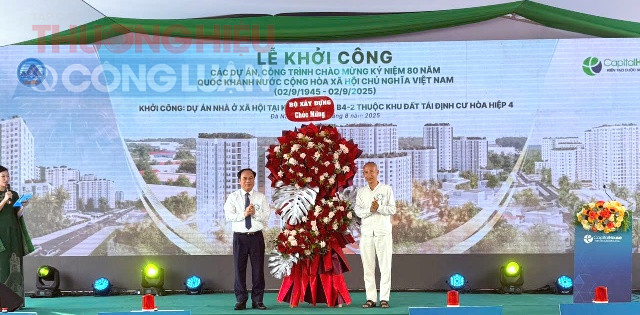 Lãnh đạo Bộ xây dựng tặng hoa cho chủ đầu tư công trình.