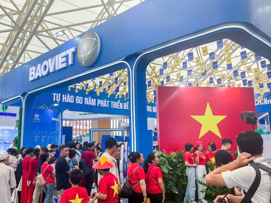 Hoạt động check-in cùng lá cờ Tổ quốc Hoạt động check-in cùng lá cờ Tổ quốc