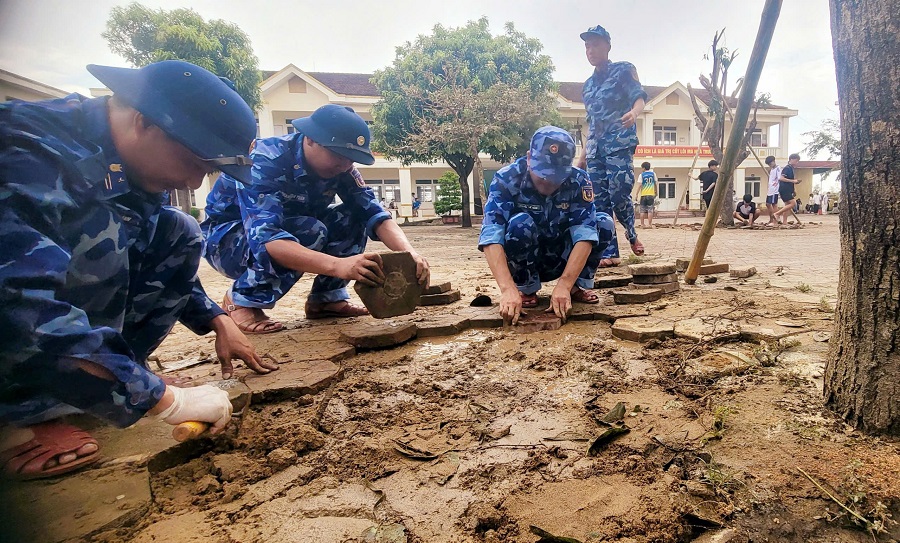 Giữa đổ nát sau bão, tình quân dân càng thêm gắn bó
