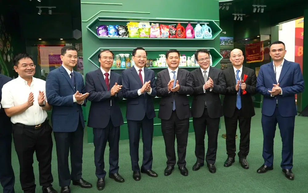 Đồng chí Nguyễn Hồng Diên – Uỷ viên Trung uơng Đảng, Bộ trưởng Bộ Công Thương và đồng chí Trần Quốc Phương – Thứ trưởng Bộ Tài chính đã tới tham quan và dành sự quan tâm cho gian hàng của Tập đoàn Đồng chí Nguyễn Hồng Diên – Uỷ viên Trung uơng Đảng, Bộ trưởng Bộ Công Thương và đồng chí Trần Quốc Phương – Thứ trưởng Bộ Tài chính đã tới tham quan và dành sự quan tâm cho gian hàng của Tập đoàn